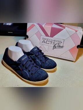 Women's 8.5 Skechers Madison Ave - Take a Walk | navy blue soft jersey-knit